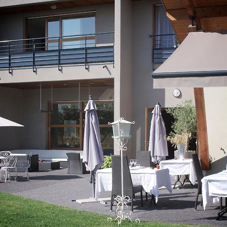 L'Auberge Du Rhone Chavanoz Bagian luar foto