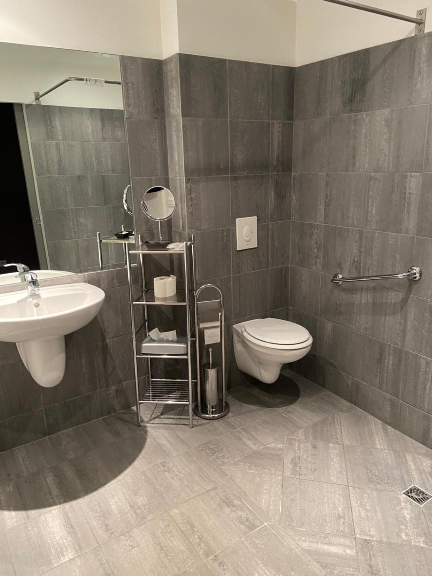 L'Auberge Du Rhone Chavanoz Bagian luar foto